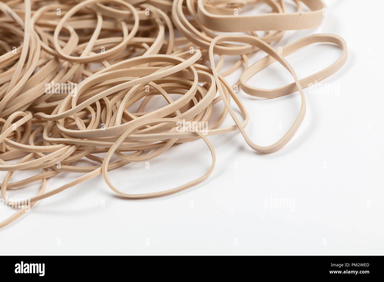 Gomma gialla Band con sfondo bianco close up Foto Stock