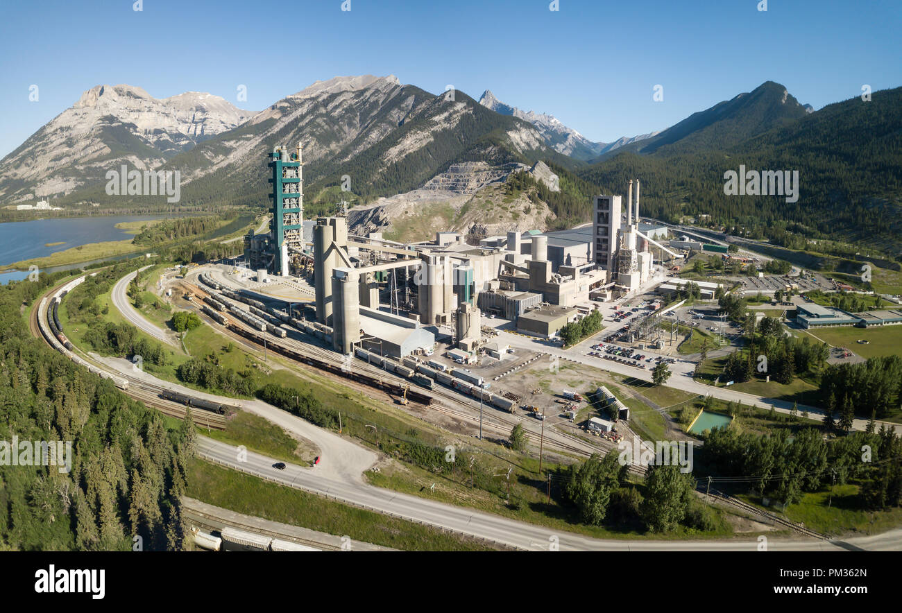 Vista aerea di un sito industriale nelle Montagne Rocciose Canadesi durante una vibrante soleggiata giornata estiva. Prese vicino a Calgary, Alberta, Canada. Foto Stock