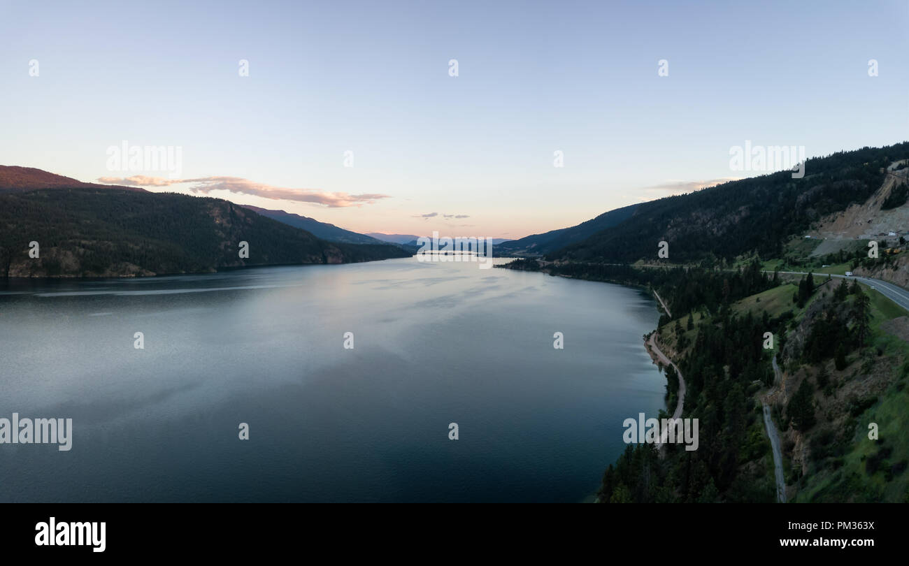 Antenna vista panoramica del lago Kalamalka durante una vibrante estate tramonto. Situato nei pressi di Kelowna e Vernon, BC, Canada. Foto Stock