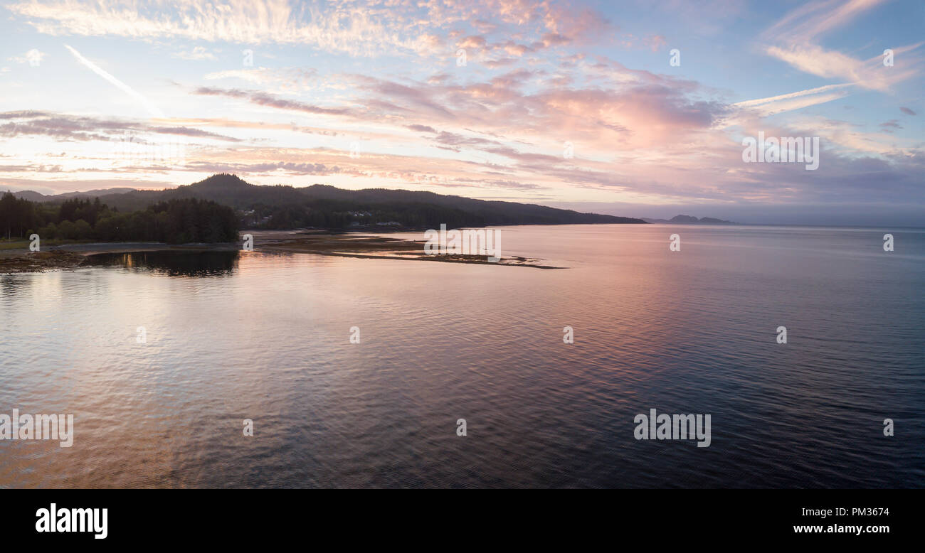 Antenna vista panoramica di una piccola cittadina, Port Hardy, durante un NUVOLOSO TRAMONTO D'estate. Situato nella parte nord di Isola di Vancouver, BC, Canada. Foto Stock