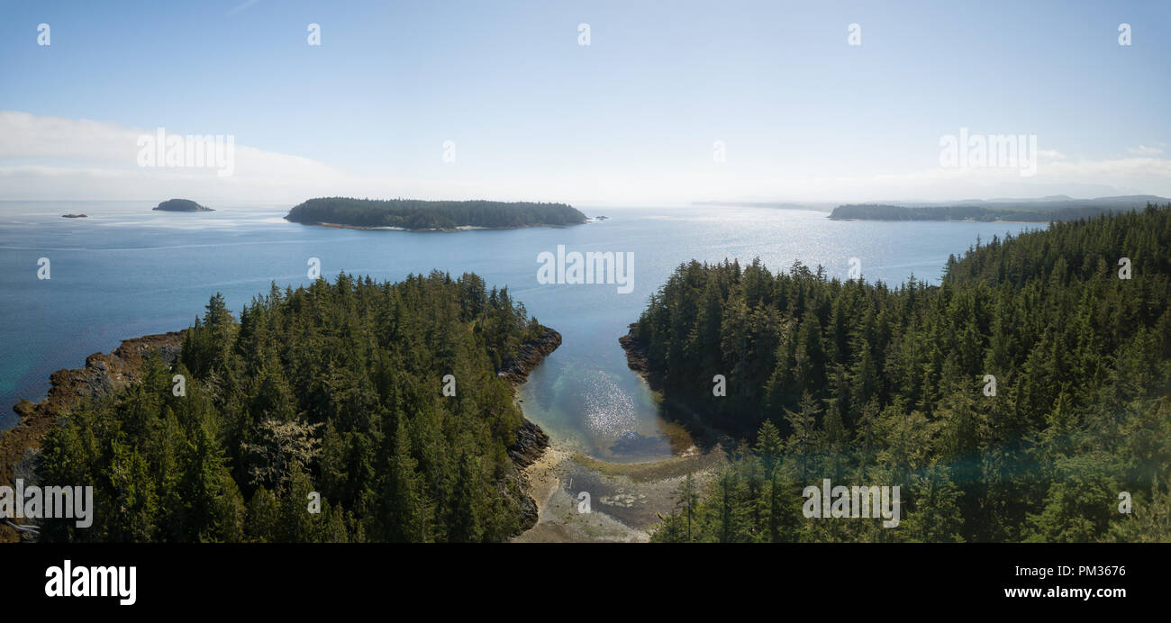 Antenna paesaggio panoramico di una costa rocciosa durante una vivace giornata d'estate. Presa sulla parte settentrionale dell'isola di Vancouver, British Columbia, Canada. Foto Stock