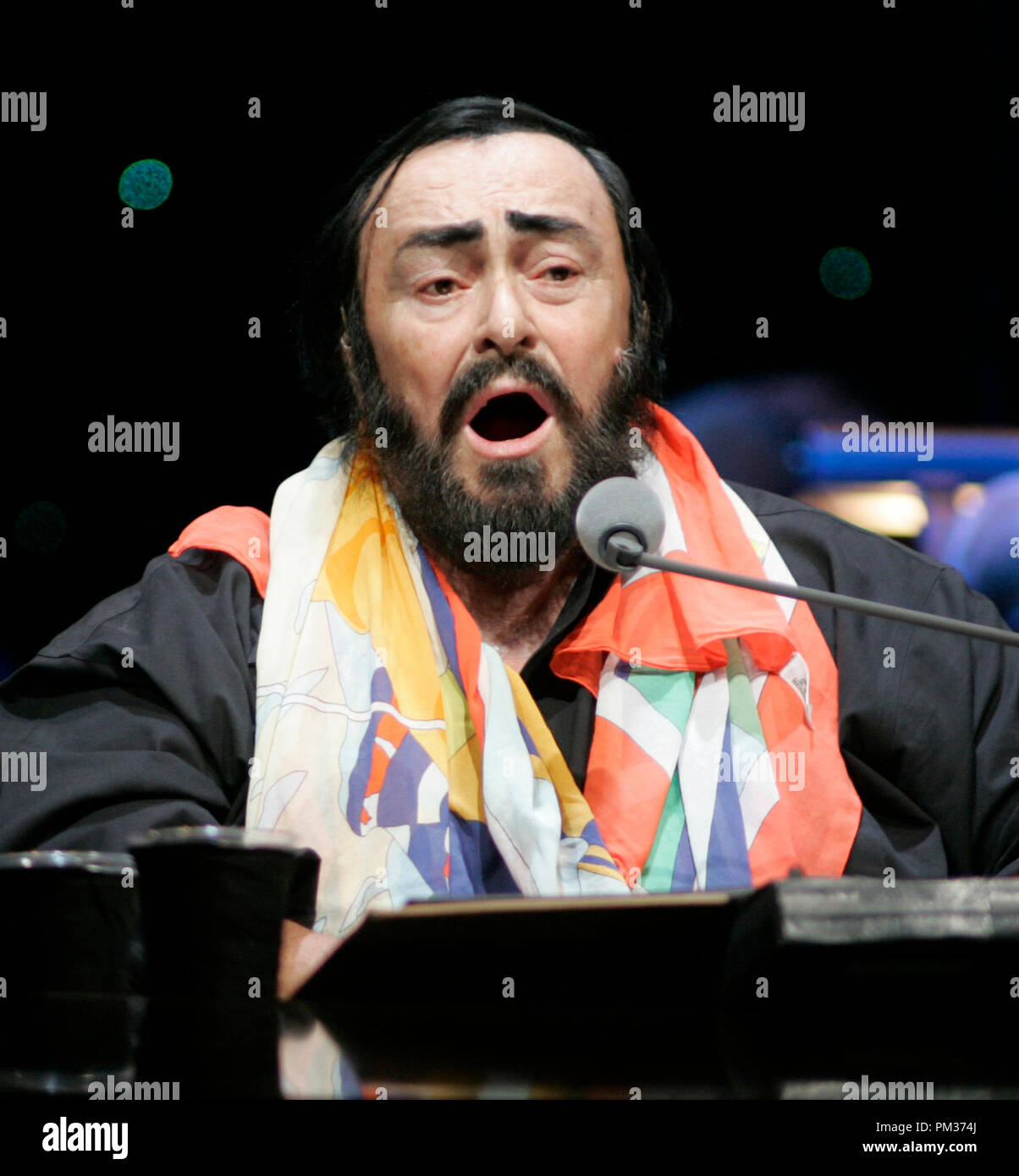 Luciano Pavarotti esegue sul suo tour d'addio al BankAtlantic Center di Sunrise, Florida il 1 ottobre 2005. Foto Stock