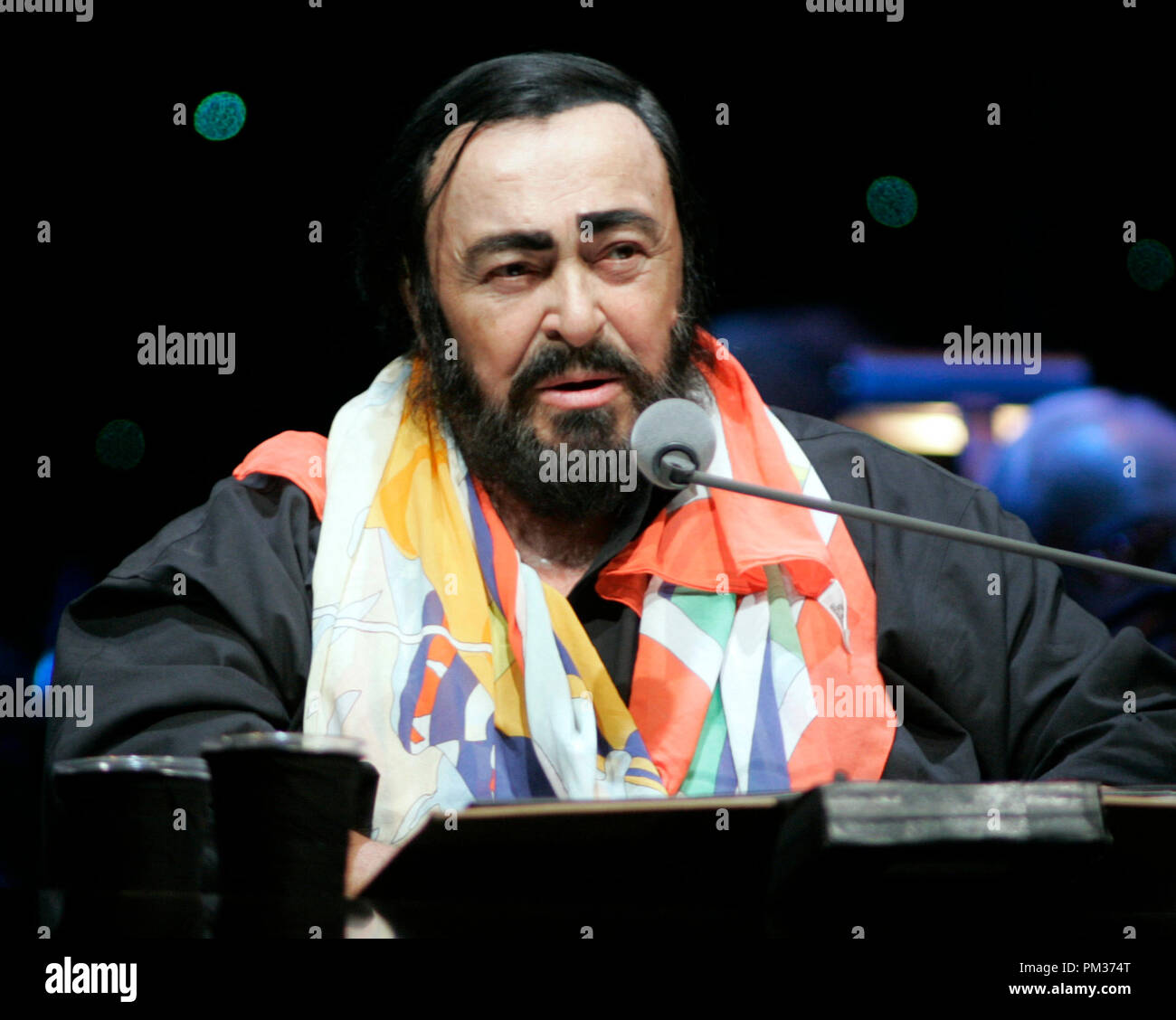 Luciano Pavarotti esegue sul suo tour d'addio al BankAtlantic Center di Sunrise, Florida il 1 ottobre 2005. Foto Stock