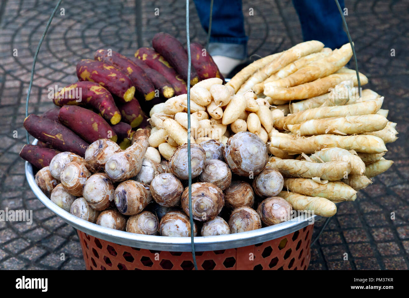 Cesto di frutta di un venditore ambulante Foto Stock
