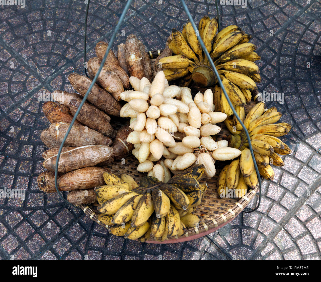 Cesto di frutta di un venditore ambulante Foto Stock