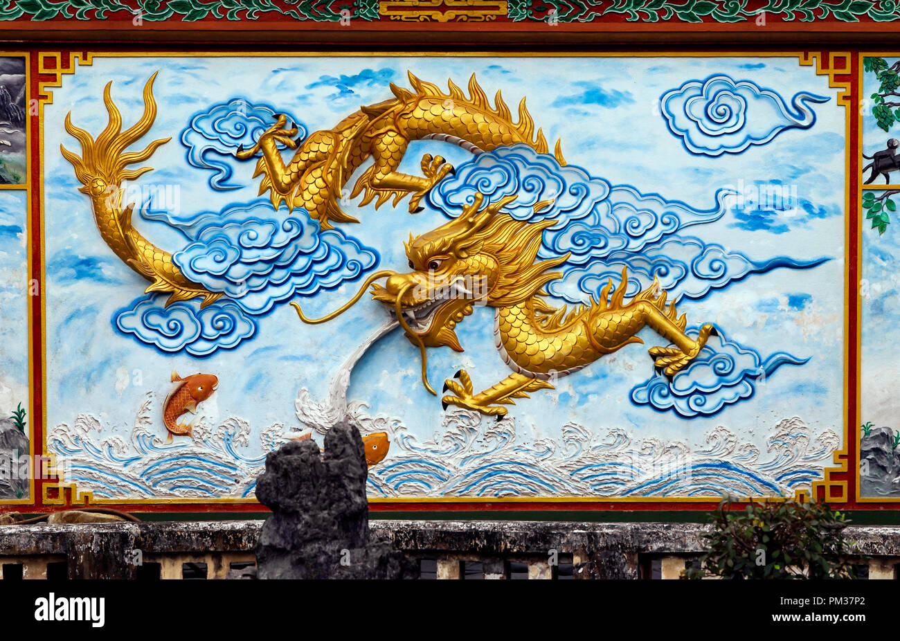 Dragon decorazione di un tempio in Vietnam Foto Stock