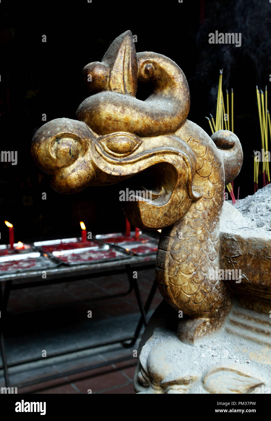 Incence decorativo bruciatore in un tempio vietnamita Foto Stock