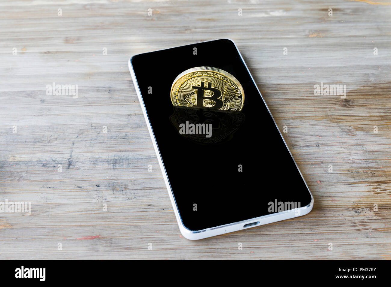 Un Bitcoin Cryptocurrency Bit digitale medaglia BTC valuta la tecnologia Internet Business concetto. Bitcoin su smartphone Foto Stock