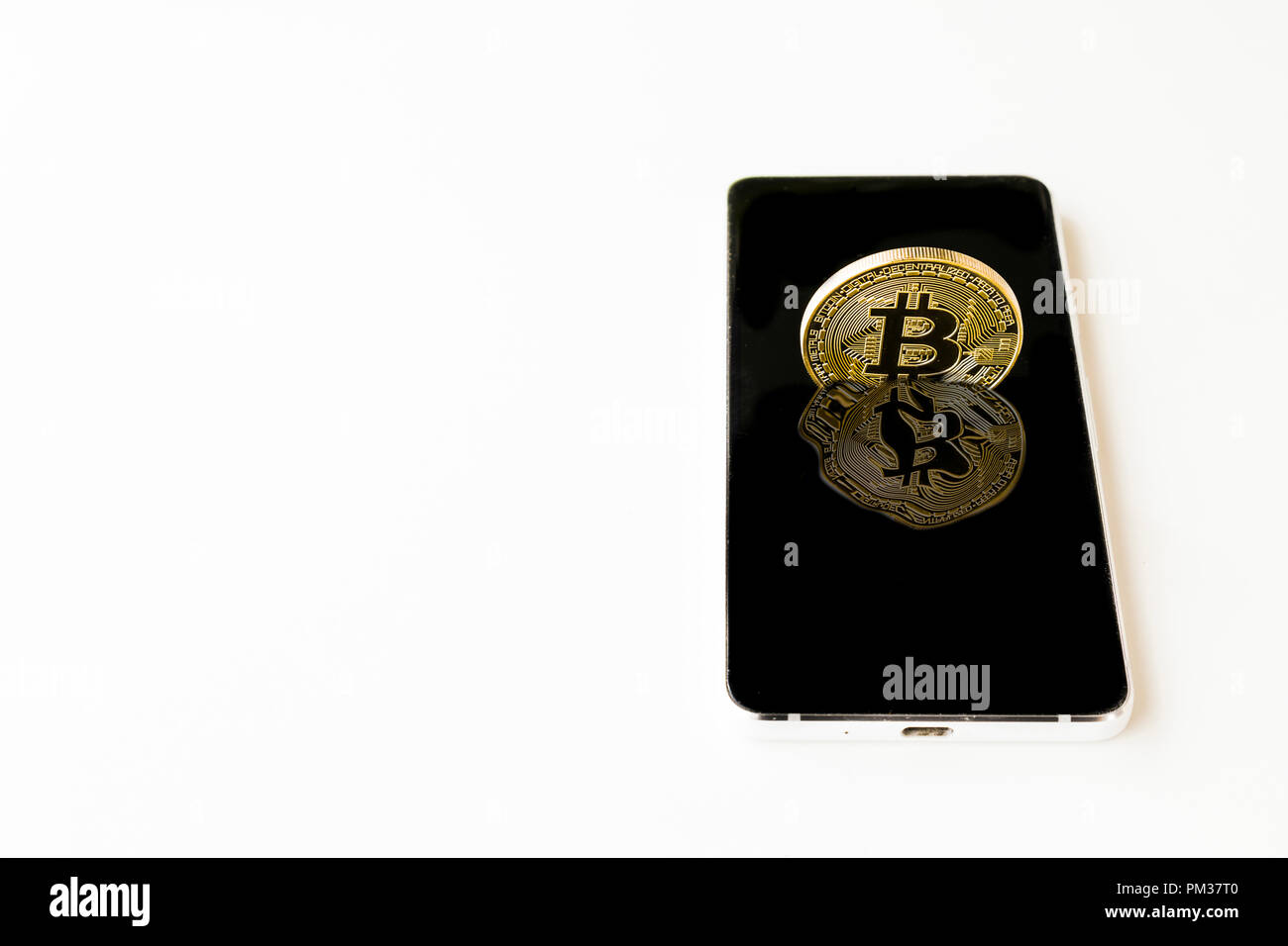 Un Bitcoin Cryptocurrency Bit digitale medaglia BTC valuta la tecnologia Internet Business concetto. Bitcoin su smartphone Foto Stock