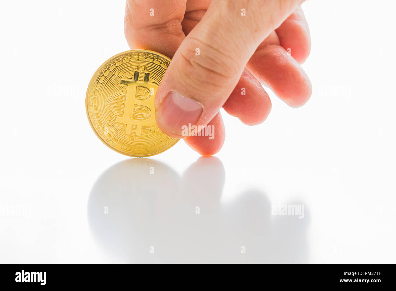 Un Bitcoin Cryptocurrency Bit digitale medaglia BTC valuta la tecnologia Internet Business concetto. Mani Bitcoin Foto Stock