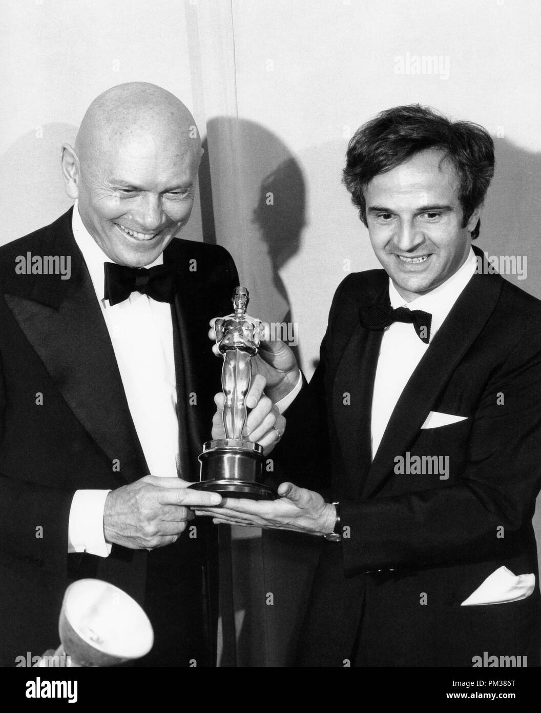 Yul Brynner con François Truffaut a 46th annuale di Academy Awards, 1974. Riferimento al file # 1162 004THA Foto Stock