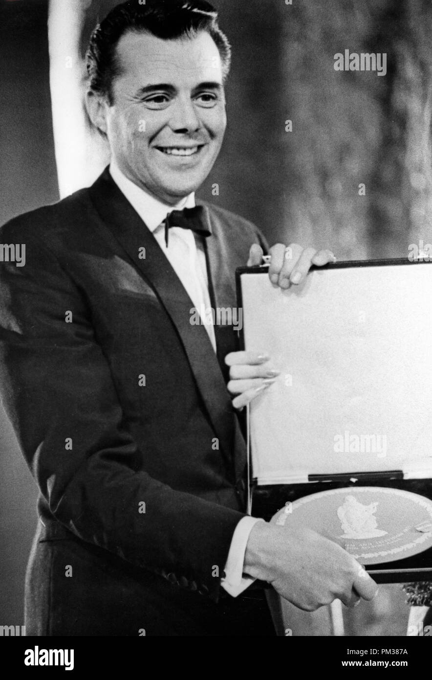 Dirk Bogarde raccoglie i suoi British Film Academy Award per il miglior attore britannico, marzo 1966. Riferimento al file # 1166 002THA © CCR /Hollywood Archivio - Tutti i diritti riservati Foto Stock