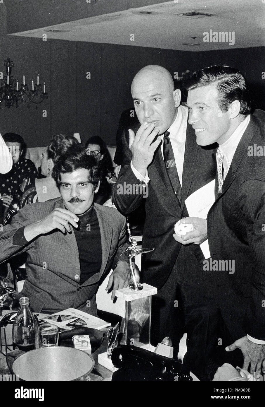 Omar Sharif e Telly Savalas circa 1966. Riferimento al file # 1180 001THA © CCR /Hollywood Archivio - Tutti i diritti riservati Foto Stock