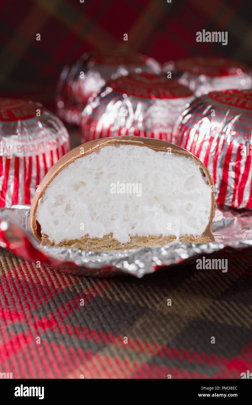 La Tunnock Teacakes una ricoperta di cioccolato biscotto di malva e venduto in oltre quaranta paesi prodotta da T. Tunnock Ltd Foto Stock