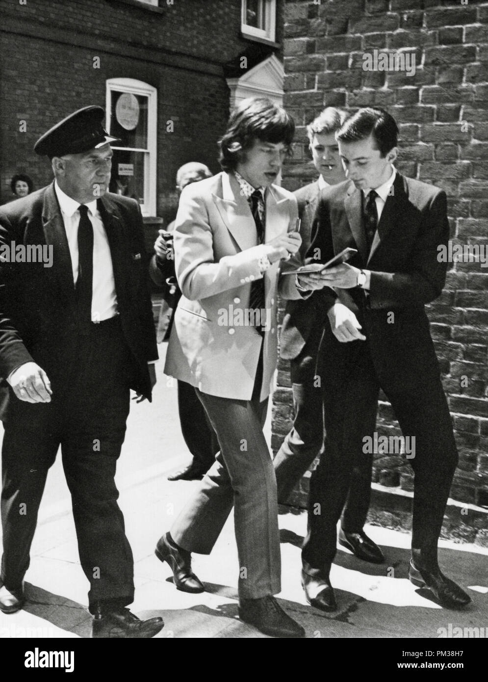 Mick Jagger, dei Rolling Stones, firma autografi per i fan, 28 giugno 1967. Riferimento al file # 1209 010THA Foto Stock