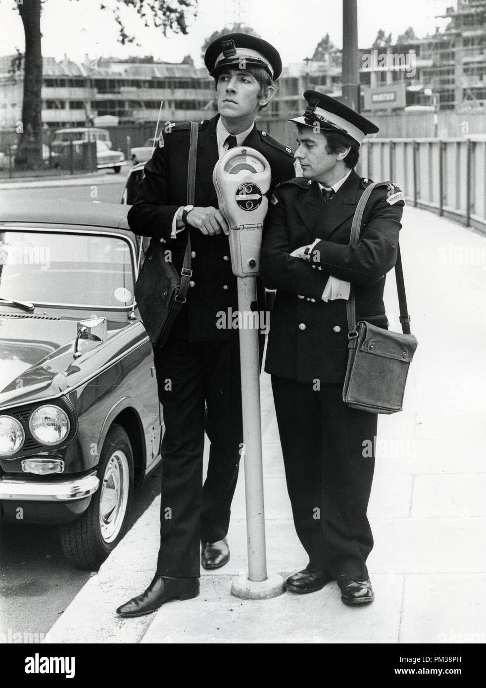 Peter Cook e Dudley Moore durante una pausa nelle riprese "Bedazzled', luglio 1967. Riferimento al file # 1233 001THA © CCR /Hollywood Archivio - Tutti i diritti riservati Foto Stock