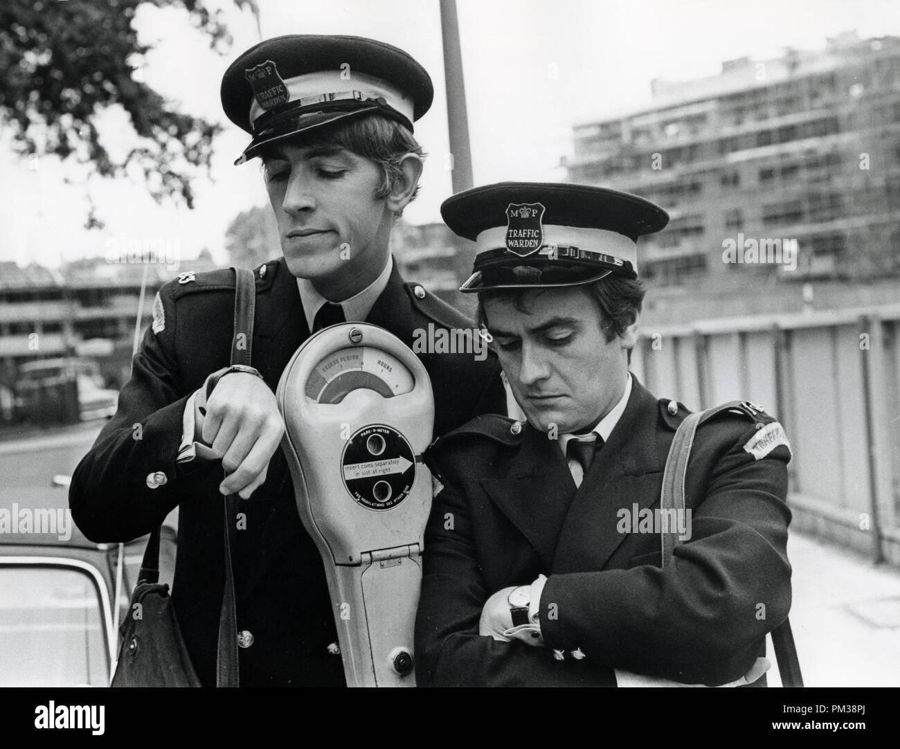Peter Cook e Dudley Moore durante una pausa nelle riprese "Bedazzled', luglio 1967. Riferimento al file # 1233 002THA © CCR /Hollywood Archivio - Tutti i diritti riservati Foto Stock