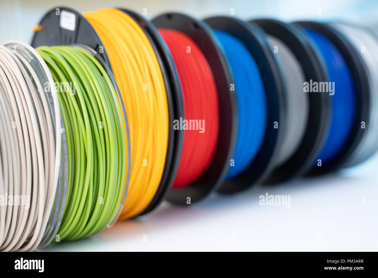 Colore PLA in plastica ABS e il filamento per la stampa su una stampante 3D Foto Stock