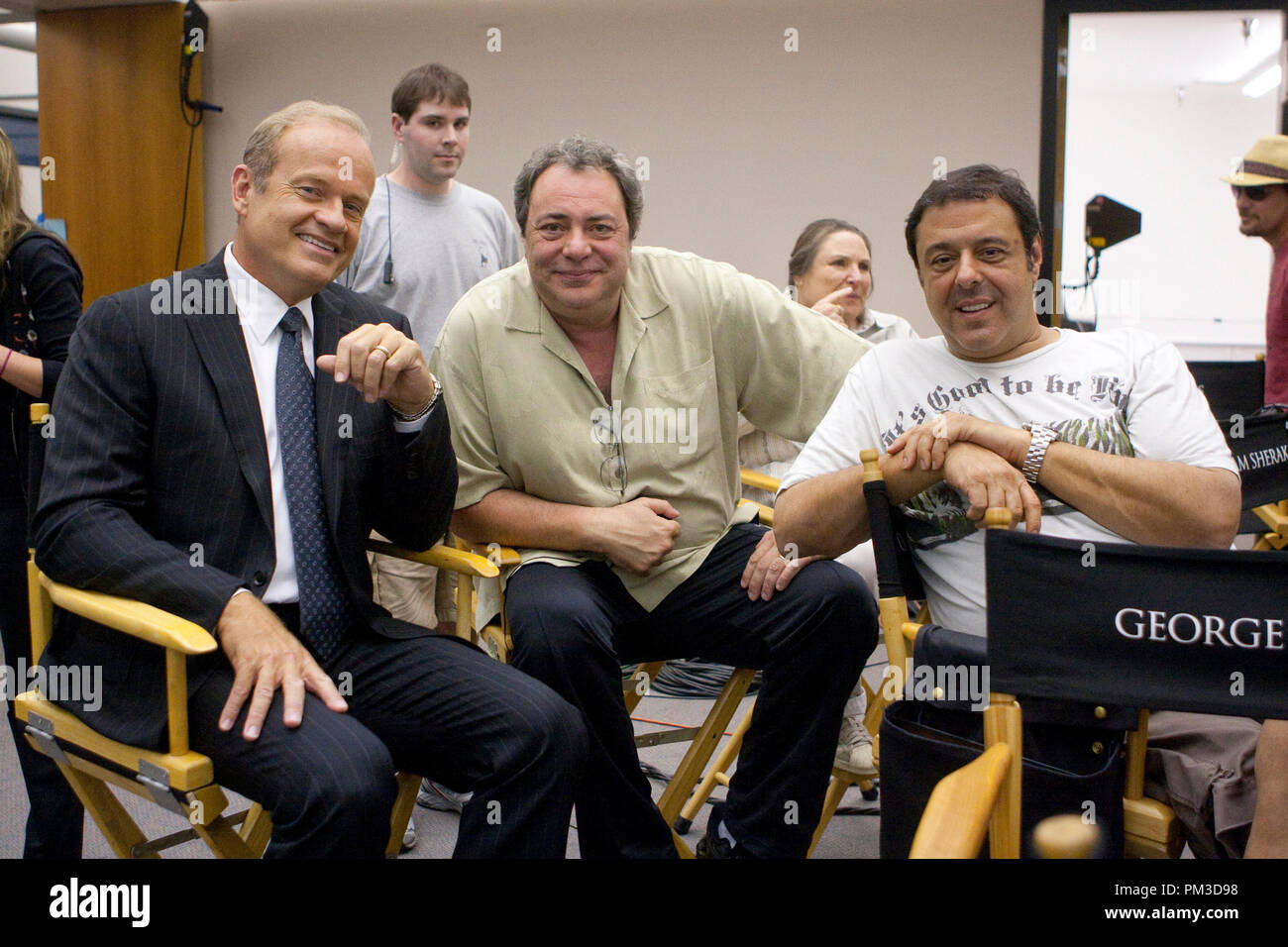 Da sinistra a destra: Attore Kelsey Grammer (come Frank Griffin) con il regista/co-scrittore George Gallo e produttore Christopher Mallick sul set di 'Media uomini.". Foto Stock