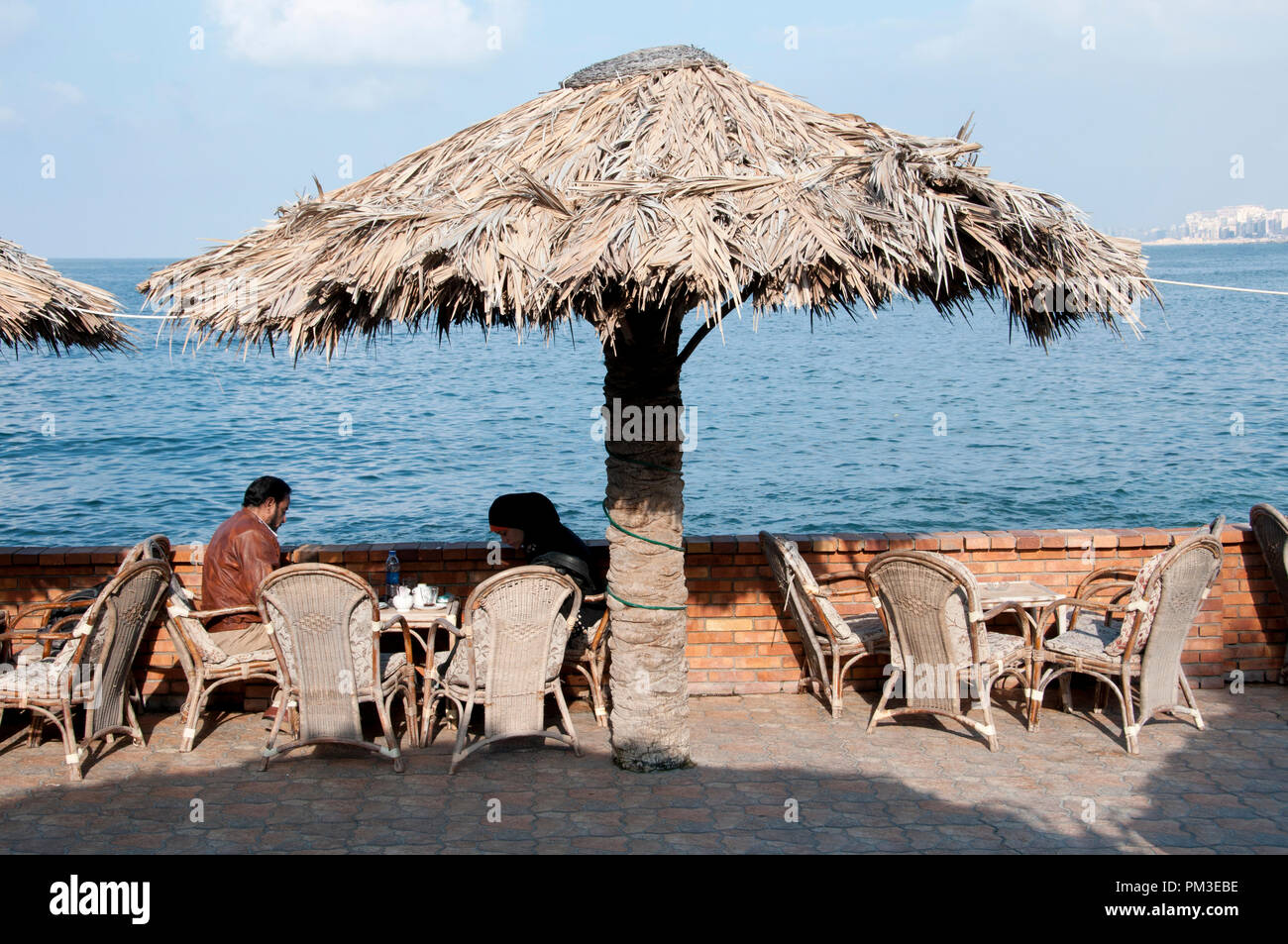 Egitto, Alessandria, 2014. Un paio di sedersi a un tavolo del bar vicino al mare Mediterraneo. Foto Stock