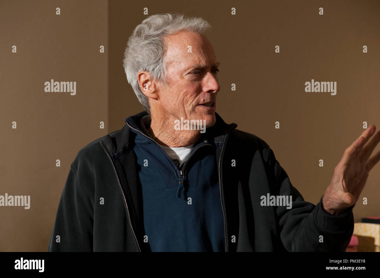 Direttore Clint Eastwood sul set durante le riprese di Warner Bros Foto " dramma "aldilà", una Warner Bros Foto di rilascio. Foto Stock