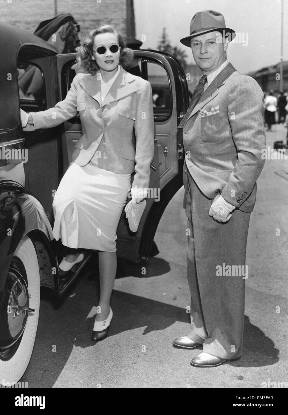 Studio Pubblicità ancora: Marlene Dietrich con mio marito Rudolph Sieber, circa 1937 Riferimento File # 30732 1002THA Foto Stock