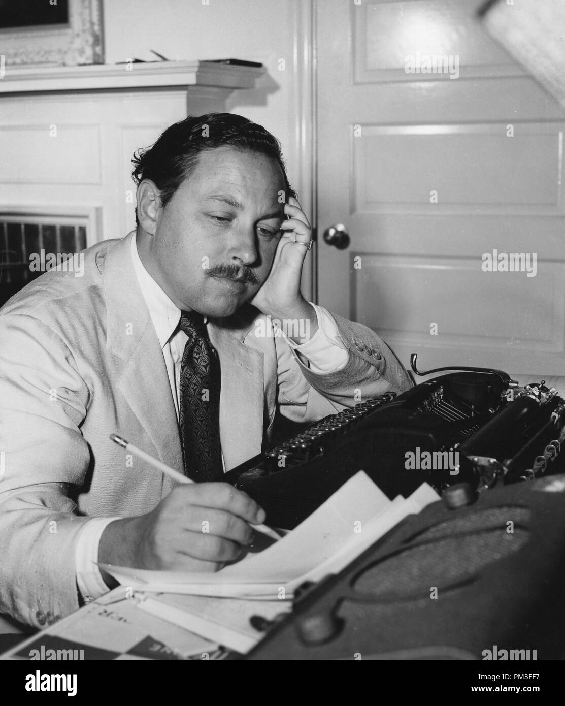 Studio Publicity Still: Tennessee Williams sta lavorando alla sceneggiatura di "The Glass Menagerie" 1950 file Reference # 30732 1119THA Foto Stock