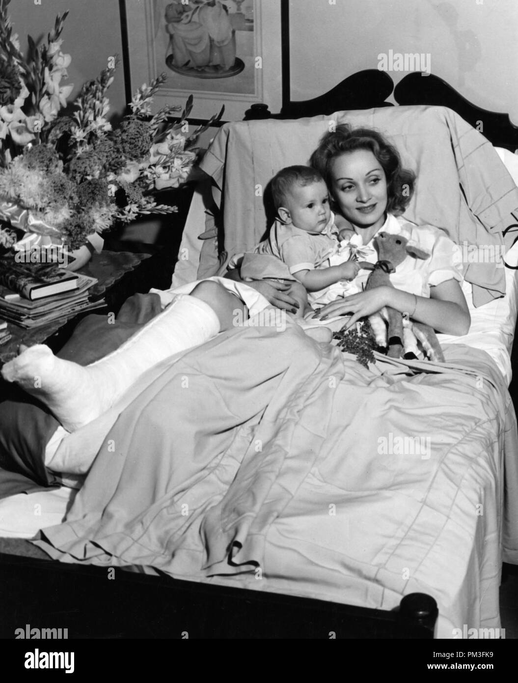 Pubblicità in studio: Marlene Dietrich 1942 file Reference # 30732 1221THA Foto Stock