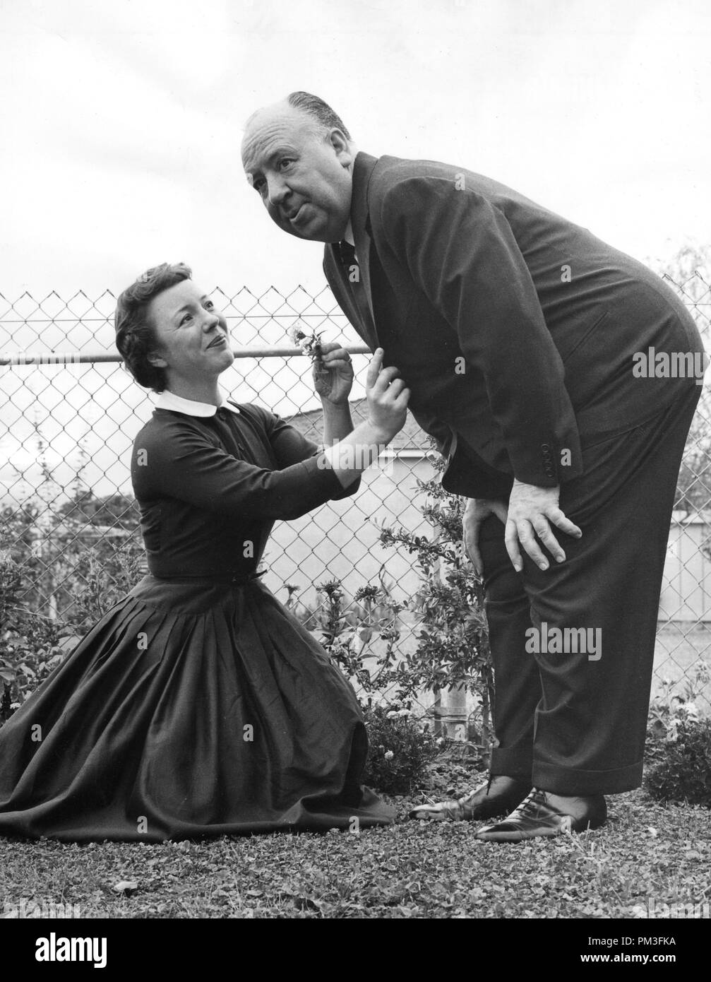 Pubblicità in studio: Alfred Hitchcock e la figlia Patricia circa 1955 file Reference # 30732_1222THA Foto Stock