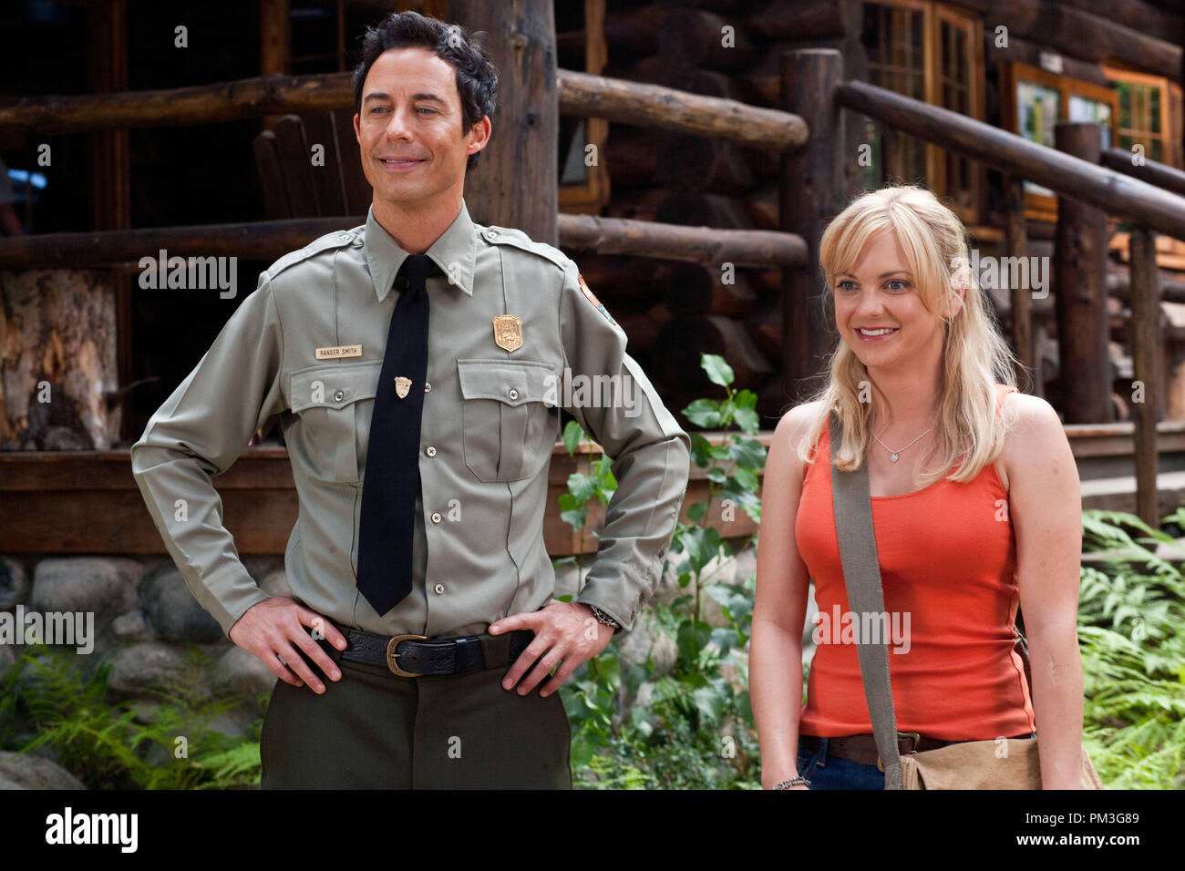 (L-r) TOM CAVANAGH come Ranger Smith e Anna Faris come Rachel Warner Bros Foto " live-action/computer-avventura animata in 3D 'Orso Yogi,' un Warner Bros Foto release.2010. Foto Stock