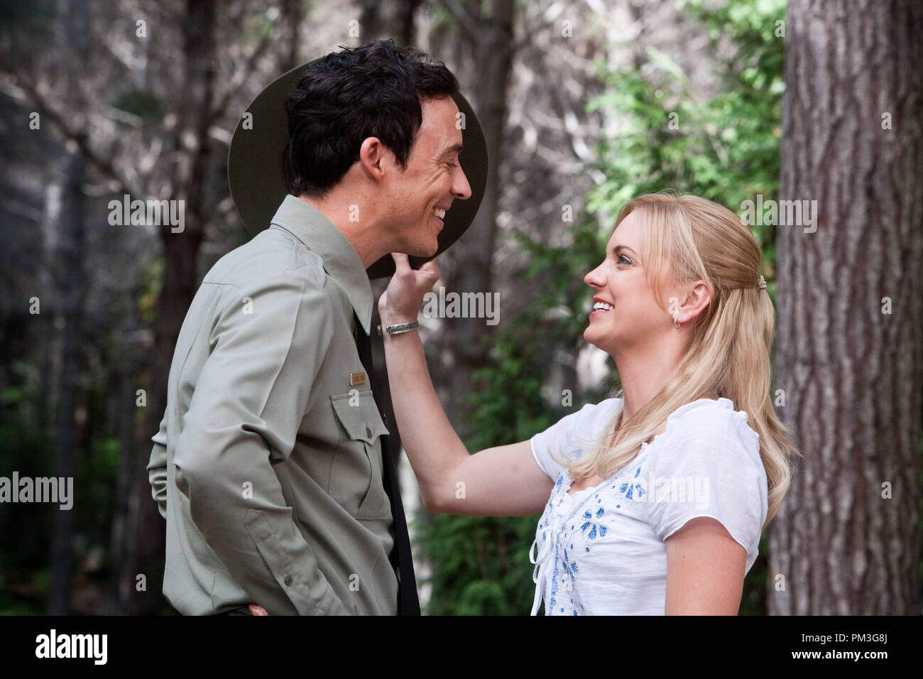(L-r) TOM CAVANAGH come Ranger Smith e Anna Faris come Rachel Warner Bros Foto " live-action/computer-avventura animata in 3D 'Orso Yogi,' un Warner Bros Foto di rilascio. 2010 Foto Stock
