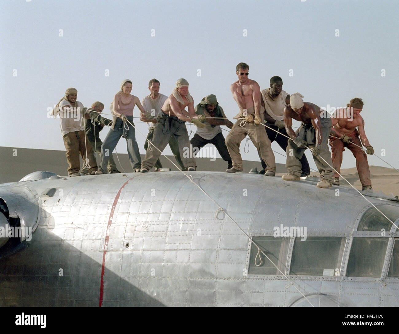 Film still da 'volo di Phoenix' Jacob Vargas, Giovanni Ribisi, Miranda Otto, Hugh Laurie, Scott Michael Campbell, Kevork Malikyan, Dennis Quaid, Tyrese Gibson, Kirk Jones, Tony Curran © 2004 Twentieth Century Fox Photo credit: Egon Endrenyi Riferimento File # 30735910THA per solo uso editoriale - Tutti i diritti riservati Foto Stock
