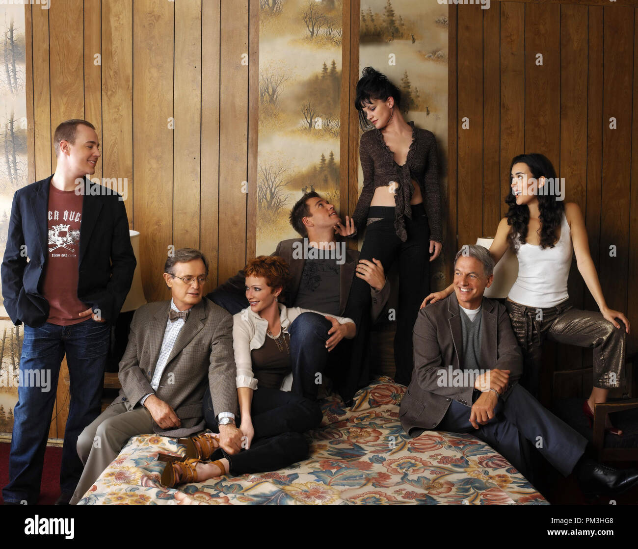 Film still / Pubblicità ancora da "Navy NCIS: Penale navale servizio investigativo' Sean Murray, David McCallum, Lauren Holly, Michael Weatherly, Pauley Perrette, Mark Harmon, Cote de Pablo circa 2007 Photo credit: Arte Streiber Riferimento File # 307361059THA per solo uso editoriale - Tutti i diritti riservati Foto Stock