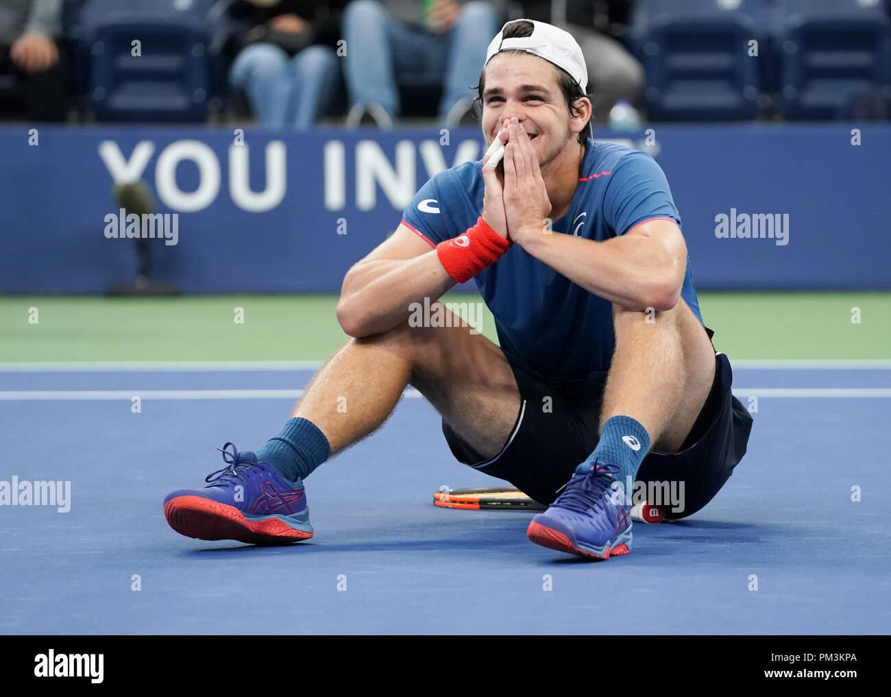 New York, NY - 9 Settembre 2018: Thiago Seyboth selvaggio del Brasile festeggia vincendo US Open 2018 junior ragazzi campionati a USTA Billie Jean King National Tennis Center Foto Stock