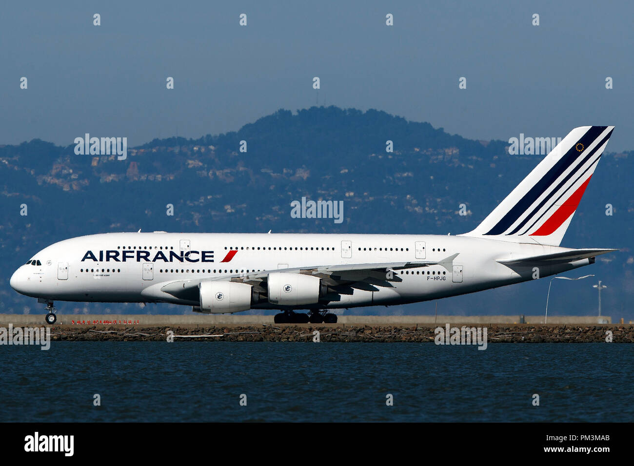 Airbus A380-861 (F-HPJG) operati da Air France decolla dall'Aeroporto Internazionale di San Francisco (KSFO), San Francisco, California, Stati Uniti d'America Foto Stock