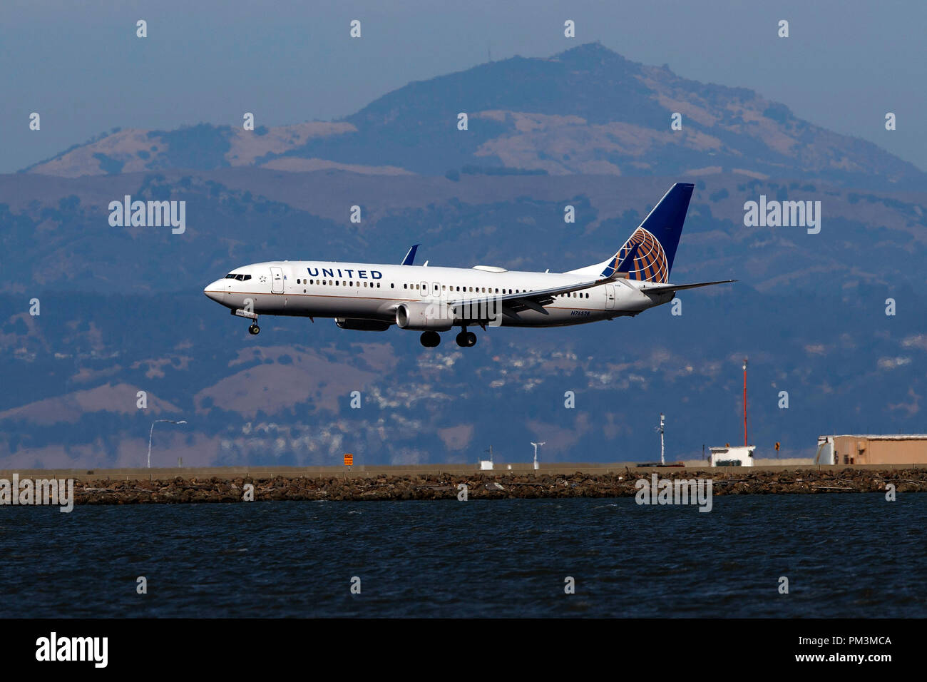 Boeing 737-824 (N76528) gestito da United Airlines in atterraggio all'Aeroporto Internazionale di San Francisco (KSFO), San Francisco, California, Stati Uniti d'America Foto Stock