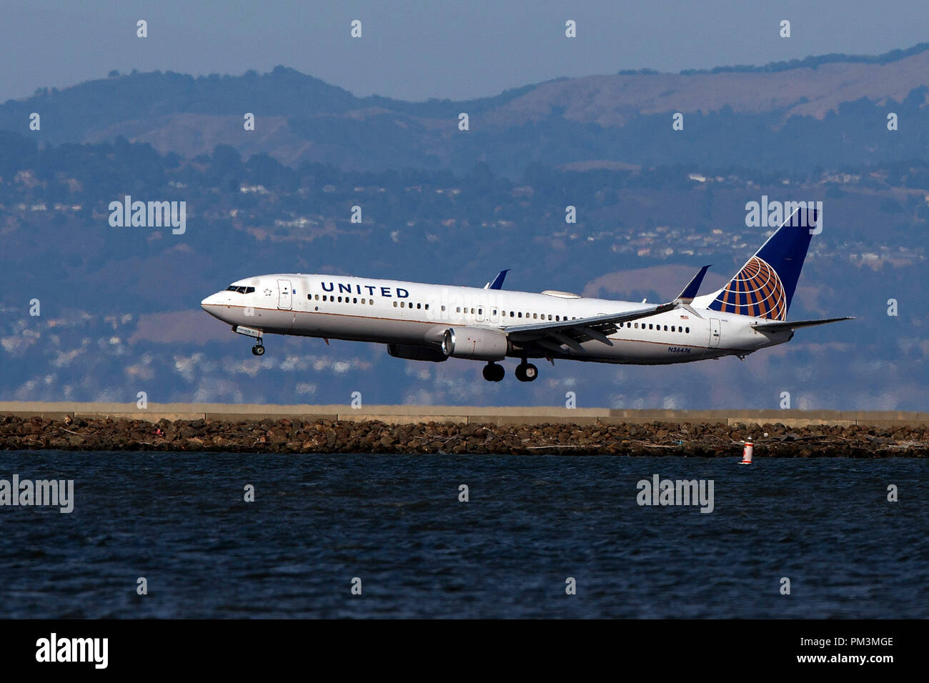 Boeing 737-924(ER) (N36476) gestito da United Airlines in atterraggio all'Aeroporto Internazionale di San Francisco (KSFO), San Francisco, California, Stati Uniti d'America Foto Stock