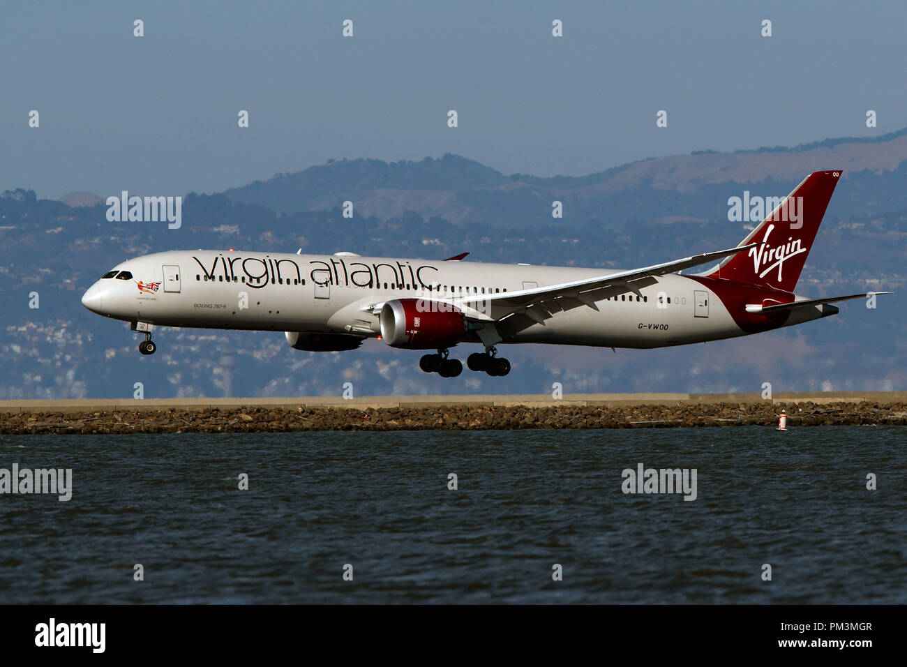 Boeing Dreamliner 787-9 (G-VWOO) azionato da Virgin Atlantic atterraggio all'Aeroporto Internazionale di San Francisco (KSFO), San Francisco, California, Stati Uniti d'America Foto Stock