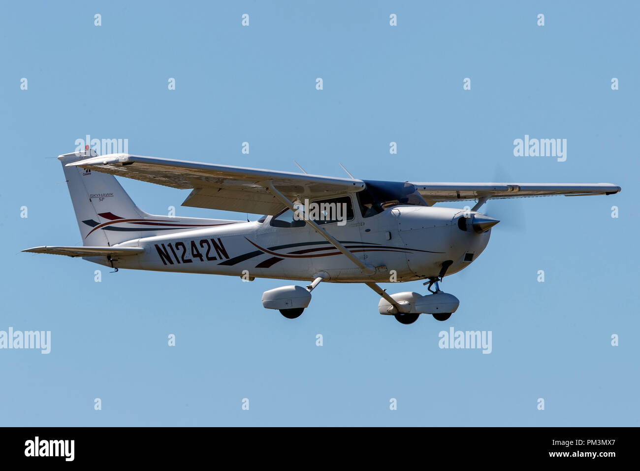 Cessna 172S (N1242N) sull approccio al Palo Alto Aeroporto (KPAO), Palo Alto, California, Stati Uniti d'America Foto Stock