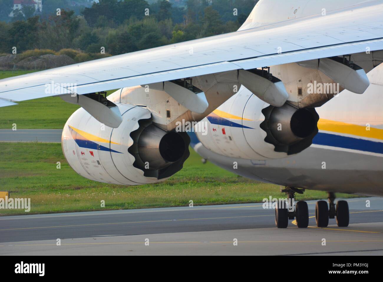 In prossimità delle freccette sui motori di un Antonov un124 da Antonov Desgin Bureau Foto Stock