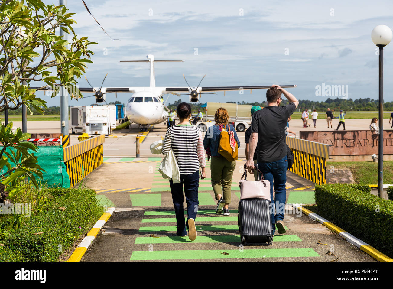 'Aeroporto di Siem Reap Cambogia - Passeggero ottenere nel piano ATR di Bangkok Airways. Foto Stock