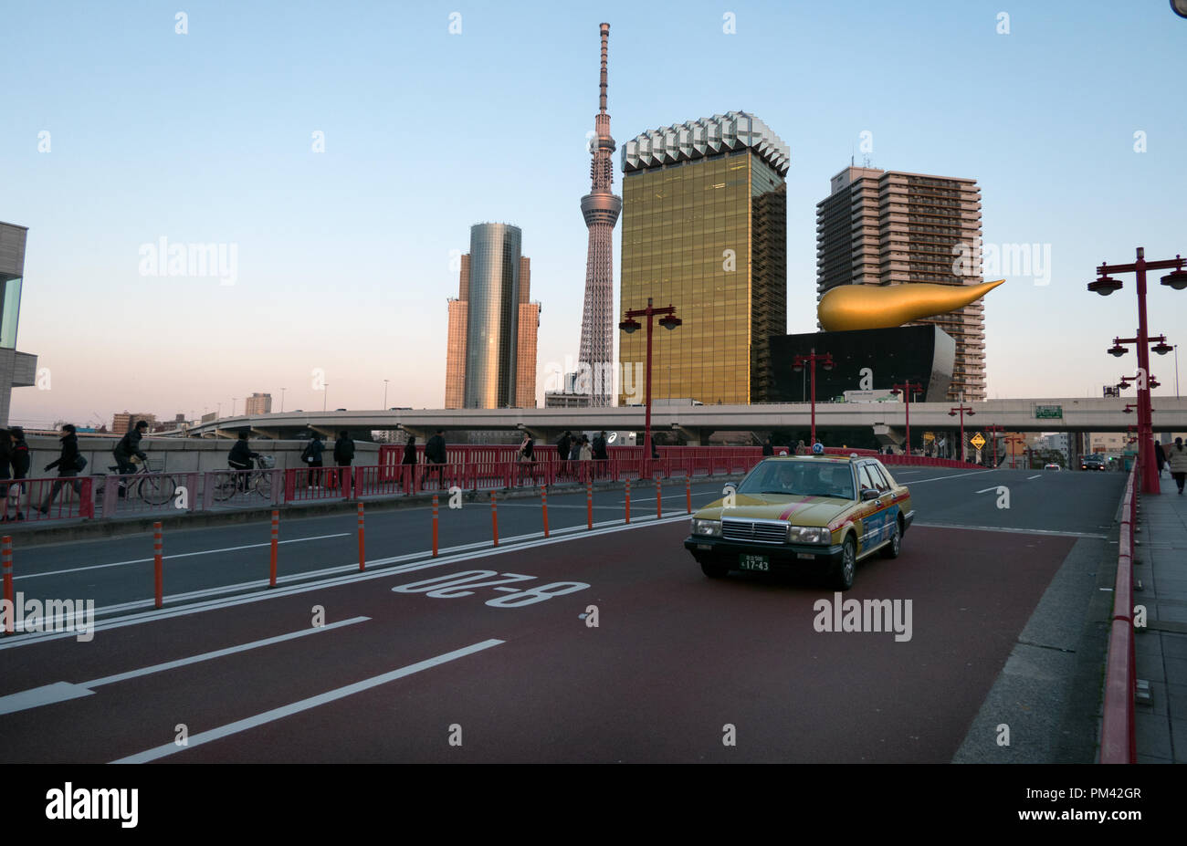 Skytree torre giapponese e il paesaggio urbano nel quartiere di Asakusa, Tokyo, Giappone, Asia. Edifici moderni, punto di riferimento della città e design metropolitano architectu Foto Stock