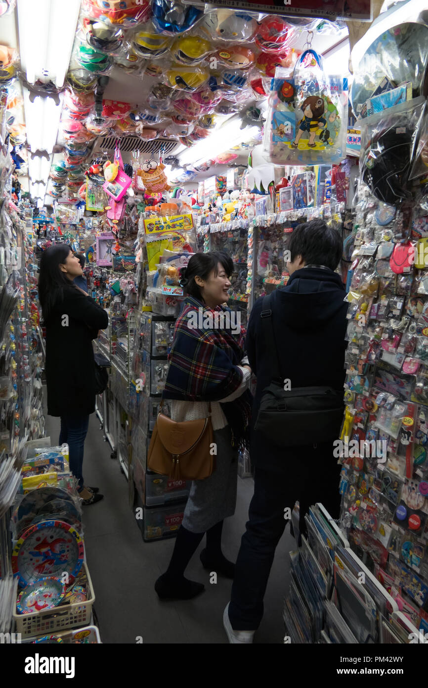 Store all'interno di Nakano Broadway mall in Tokyo, Giappone, Asia. Il negozio giapponese vende vecchi giocattoli e bambole vintage, collezionismo, memorabilia Foto Stock