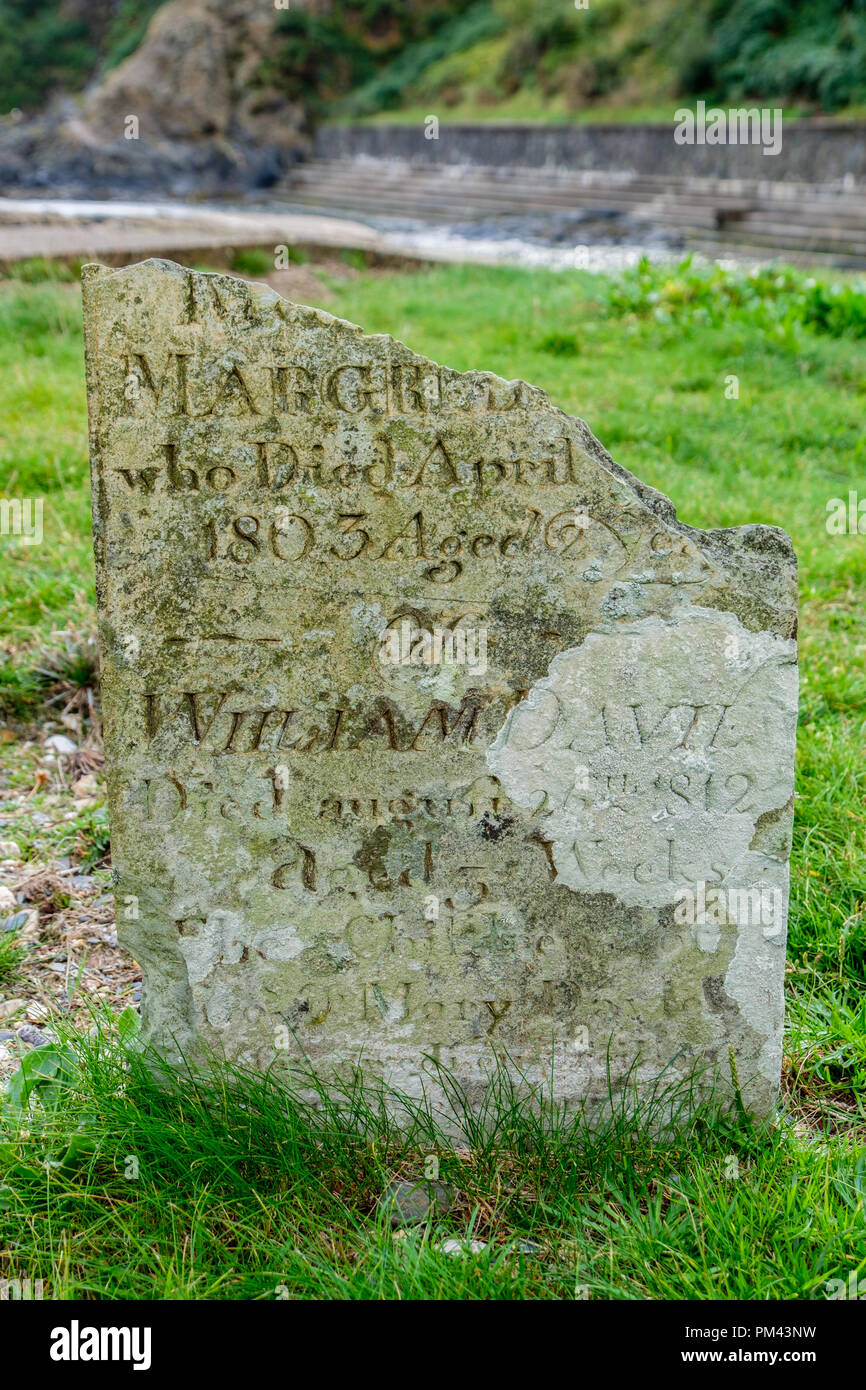 Rotture di lapide presso il St Brynach la chiesa a Cwm-yr-Eglwys, vicino a Dinas Croce, Fishguard, Pemrbrokeshire Foto Stock