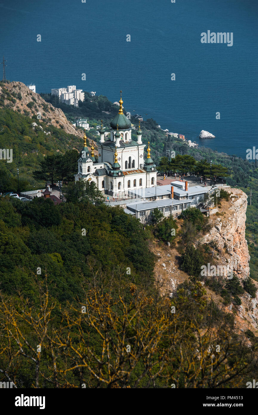 Vista dall'alto chiesa di Santa Resurrezione di Cristo su Red Cliff e township Foros sulla costa del Mar Nero, Crimea, Russia Foto Stock