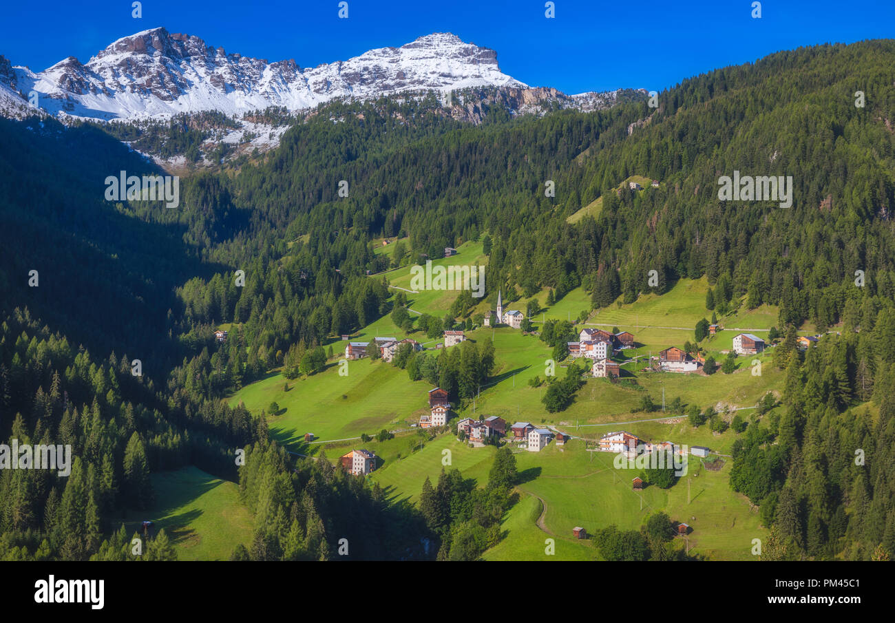 Dolomiti Imressive montagne e villaggi tradizionali. Italia del nord Foto Stock
