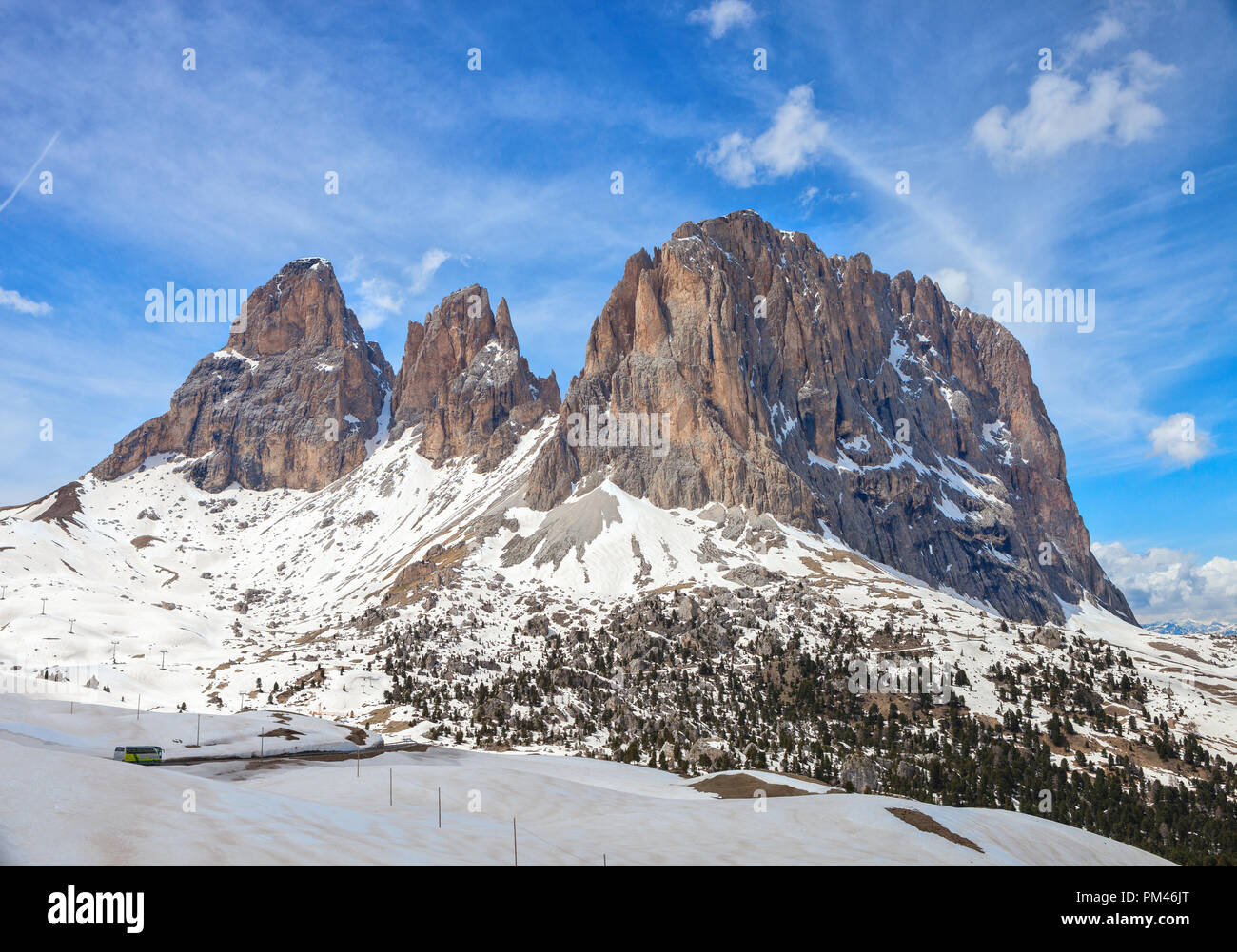 Il Gruppo del Sasso Lungo dal Passo Sella in tarda primavera, Dolomiti, Italia. Foto Stock