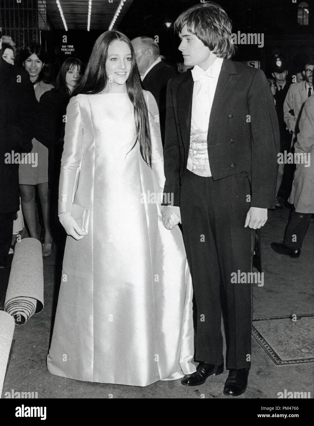 Olivia Hussey e Leonard Whiting che arrivano alla premiere di Romeo e Giulietta, Marzo 5, 1968. Riferimento al file # 1106 003THA © CCR /Hollywood Archivio - Tutti i diritti riservati Foto Stock
