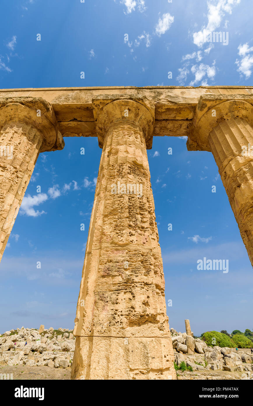 Rovine del tempio di Hera Tempio (E) all'interno del parco archeologico di Selinunte, una città greca su una collina al mare nella costa sud occidentale della Sicilia. Foto Stock