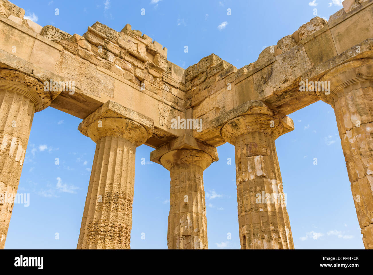 Rovine del tempio di Hera Tempio (E) all'interno del parco archeologico di Selinunte, una città greca su una collina al mare nella costa sud occidentale della Sicilia. Foto Stock